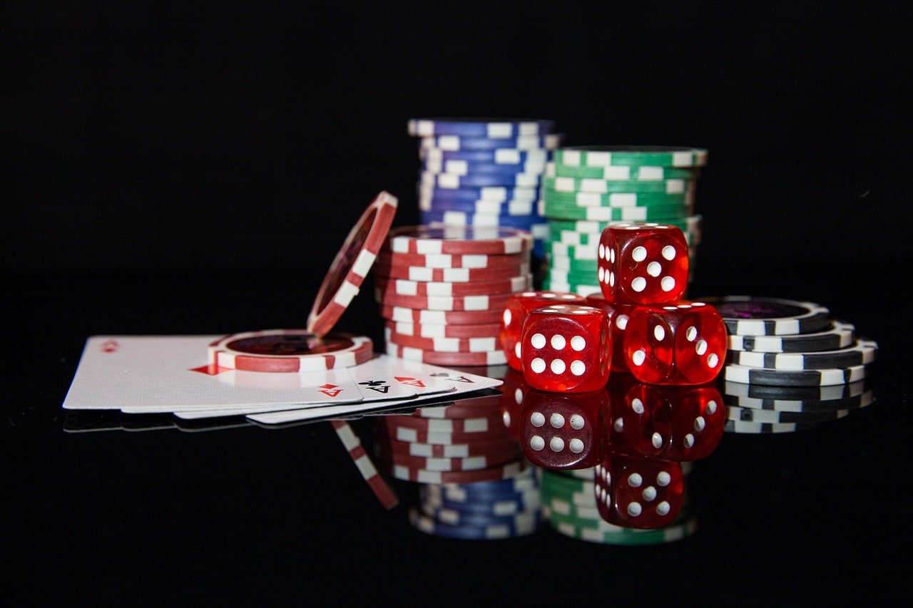 Pengguna memegang smartphone dengan aplikasi olahraga dan casino terbuka